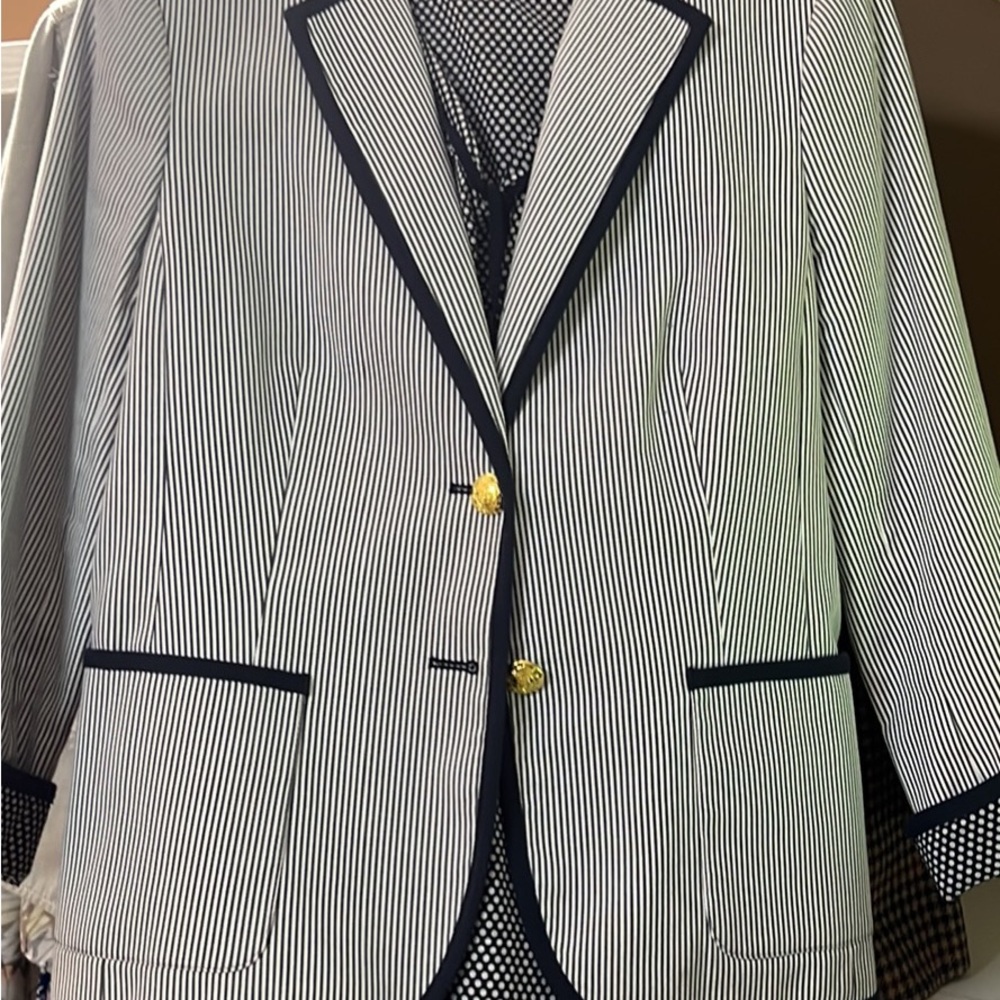 Jones New York Blazer w matching sleeveless top. Navy and white M/10